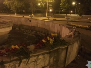 В центре Мариуполя две девушки «под шафе» срывали ночью тюльпаны. Патрульным сообщили двое мужчин (ФОТО)
