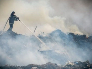 Почти пять часов спасатели тушили полигон твердых бытовых отходов в Мариуполе