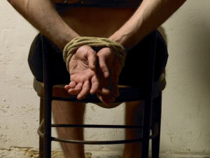 Объявлено о  подозрении двум работникам «Изоляции»: они причастны к жестоким пыткам заключенных