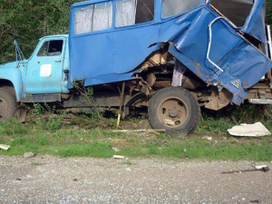 Под Мариуполем в ДТП попала семья с ребенком, врезавшись в грузовик (ФОТО)