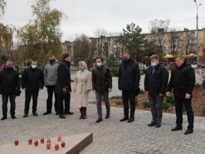 В Мариуполе возле новых памятников состоялся митинг ко Дню Достоинства и Свободы