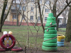 В мариупольском арт-дворе нарядили необычную резиновую елку у четырехметрового крокодила (ФОТОФАКТ)