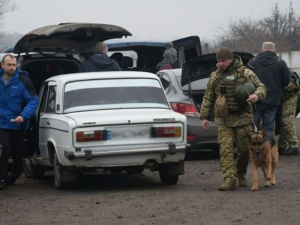 Охотничьи патроны, безакцизный табак, пачки денег – с чем пытаются пересечь КПВВ в Донецкой области (ФОТО)