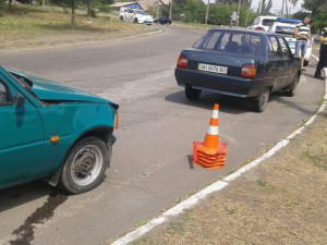 Не хватило дороги: в Мариуполе столкнулись две легковушки (ФОТО)