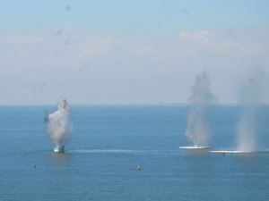 На побережье под Мариуполем танки и БМП стреляли в море (ФОТО)