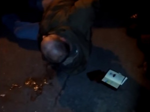 В сети появилось видео задержания в Мариуполе пьяного сотрудника СБУ (ВИДЕО)
