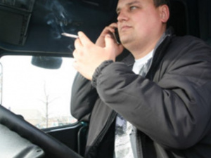 Водителям мариупольских маршруток копы запретили курить в автобусах (ФОТО)