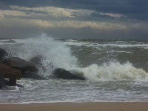 «Такого еще не было в этом году»: в сети показали бушующее под Мариуполем Азовское море (ФОТО)