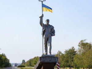 В честь праздника в Мариуполе на 10-метровом «Сталеваре» подняли флаг Украины