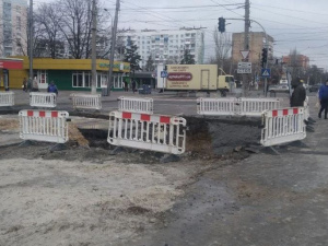 В центре Мариуполя меняют сотни метров водовода. Как проходят работы?