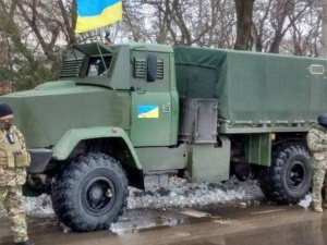 На Донбассе обстреляли военный автомобиль: 10 украинцев получили ранения