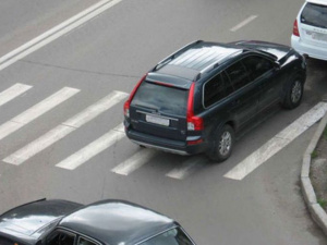 В Мариуполе водители нарушают правила парковки (ВИДЕО)