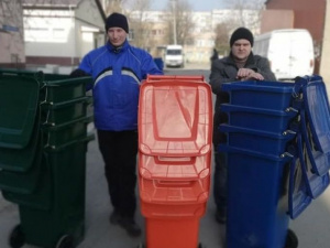 Мариупольские ОСМД получили баки для раздельного сбора мусора (ФОТО)