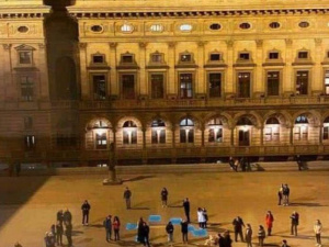Перед театром в Праге зажгли надпись «Дети» в поддержку Мариуполя