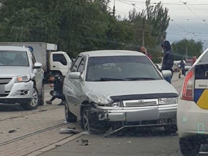 На трамвайных путях в Мариуполе столкнулись две легковушки (ФОТО)