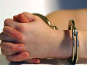 Напали на женщину: в Мариуполе осудили 17-летнего грабителя и его соучастника