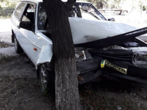 В Мариуполе «восьмерка» врезалась в иномарку и влетела в дерево (ФОТО)