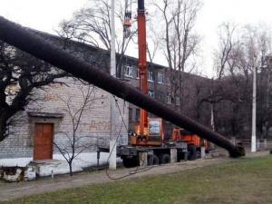 В Мариуполе 18-метровая труба котельной превратилась в «Пизанскую башню» (ФОТО)