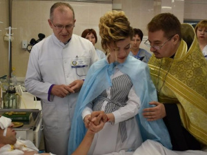 Любовь победила: раненый под Мариуполем боец расписался в реанимационной палате (ФОТО)