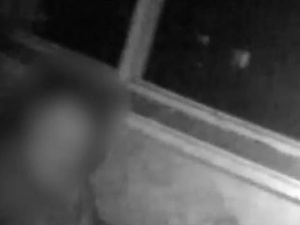 Как в Мариуполе спасали женщину, повисшую за окном четвертого этажа (ВИДЕО)