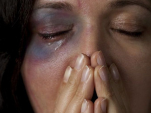 В поселках под Мариуполем 96% считают, что женщины должны молчать о насилии внутри  семьи (ИНФОГРАФИКА)