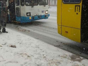 В Мариуполе троллейбус столкнулся с маршруткой (ФОТО)