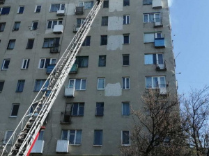 На Донетчине из горящей квартиры спасли мать с тремя детьми (ФОТО)