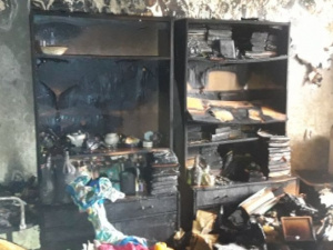 В Мариуполе тушили пожар в захламленной квартире (ФОТО)