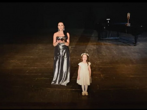 Премьера: четырёхлетняя мариупольчанка и солистка филармонии исполнили «Аве Мария»