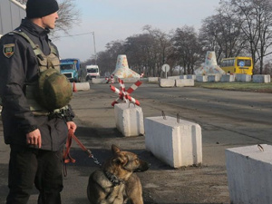 На въезде в Мариуполь проверяет температуру. Болеющих просят подписать согласие на самоизоляцию