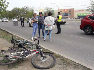 В Мариуполе 13-летний ребенок на велосипеде «влетел» в иномарку (ФОТО)