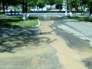 Центральный проспект Мариуполя заливает водой (ФОТО+ВИДЕО)