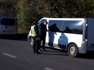 На КПВВ под Мариуполем за день задержали девять нелегальных перевозчиков (ФОТО)