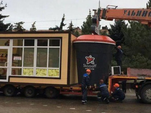 В Мариуполе снесли МАФы возле торгового центра (ФОТО)