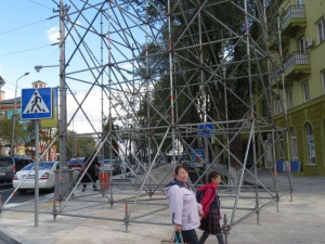 Для показа «шествия эпох», концерта Джамалы и К° в Мариуполе строят большие экраны (ФОТОФАКТ)
