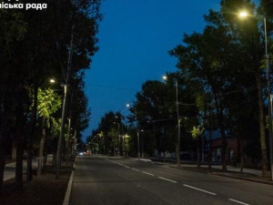 Установлены светильники возле перекрестков и пешеходных переходов  в одном из районов Мариуполя