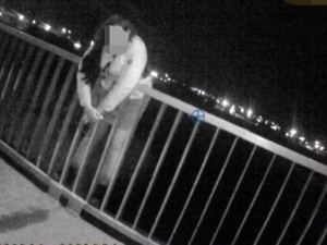 В Мариуполе пьяная девушка едва не сбросилась с моста (ФОТО)