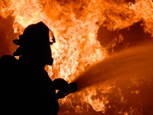 В Мариуполе пожар охватил жилой дом снаружи 