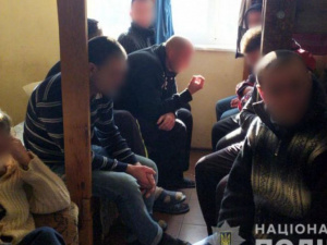 Рабство вместо реабилитации: в Мариуполе эксплуатировали наркозависимых и бездомных (ФОТО)
