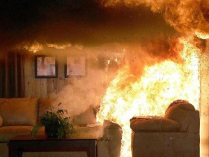 В Мариуполе из горящей квартиры спасли мужчину