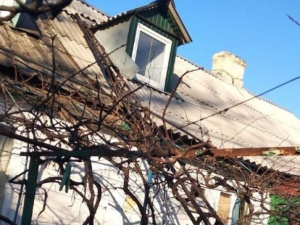 В Мариуполе битые стекла и металлическая вышка угрожали жизни горожан (ФОТО)