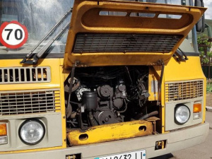 Под Мариуполем загорелся школьный автобус с детьми (ФОТО)