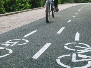 Мало места: мариупольцы просят обустроить в городе велодорожки