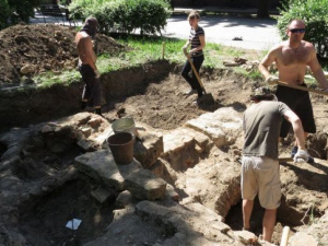 Артефактов и ценных находок в Театральном сквере Мариуполя не обнаружено