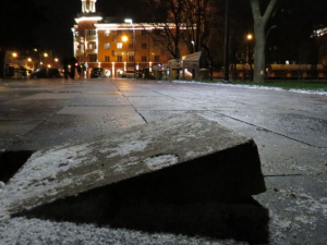 В центре Мариуполя начали разбирать новый тротуар (ФОТОФАКТ)