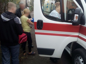 Полицейским и медикам в Мариуполе пришлось спасать двухмесячного ребенка от пьяной матери (ФОТО)