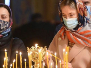 С открытыми дверями, но без целования святынь. О чем договорились украинские чиновники и духовенство в преддверии Пасхи