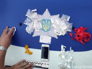 В Мариуполе на горячем взяли закладчика с амфетамином