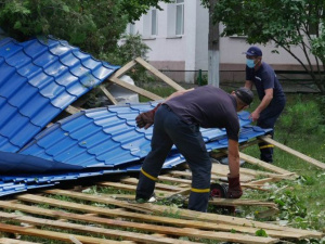 В Донецкой области ураганный ветер сорвал крыши с десятка домов, больницы и школы (ВИДЕО)