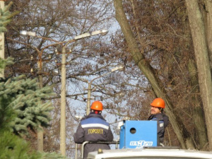 Да будет свет! В Мариуполе обновляют линии электроснабжения системы освещения улиц (ФОТОФАКТ)